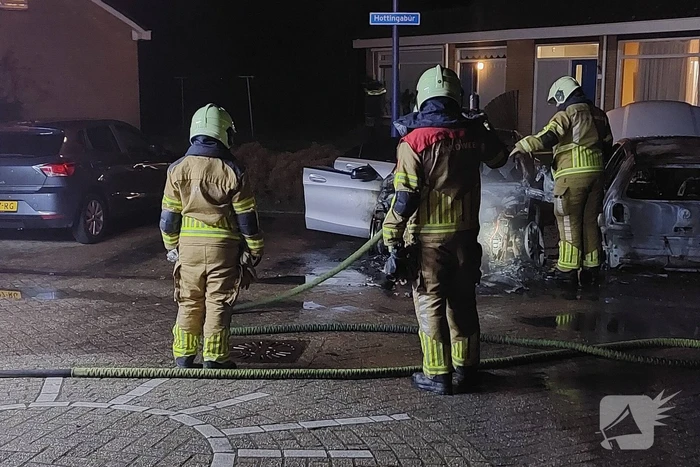 Twee personenwagens door brand verwoest