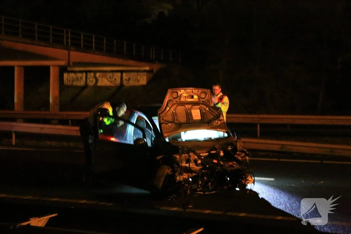 Auto verliest motorblok bij botsing