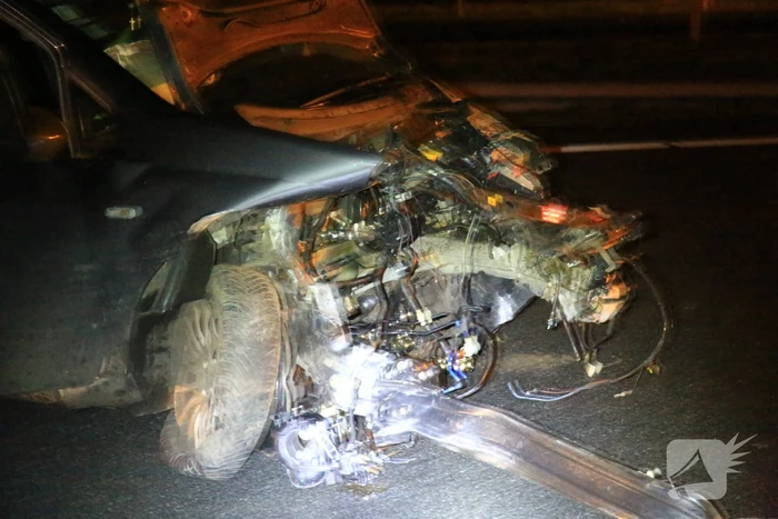 Auto verliest motorblok bij botsing