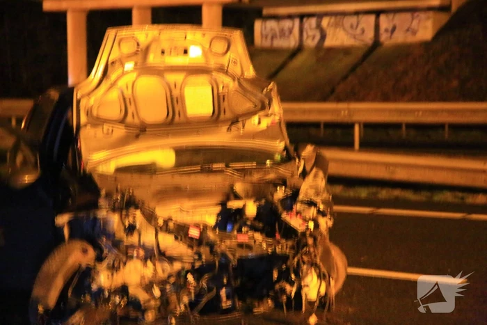 Auto verliest motorblok bij botsing
