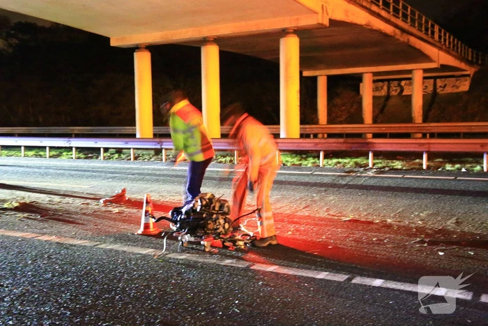 Auto verliest motorblok bij botsing