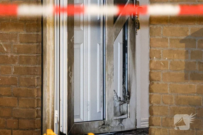 Brand en schade na explosie bij woning