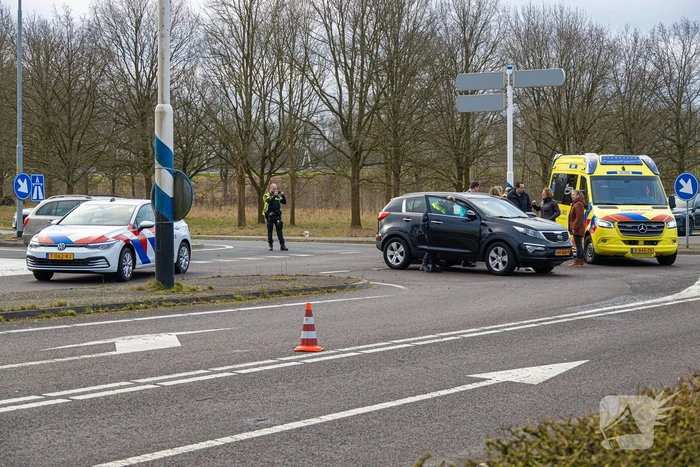 Flinke schade bij botsing tussen twee auto's