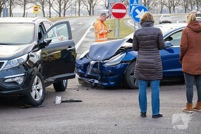 Flinke schade bij botsing tussen twee auto's