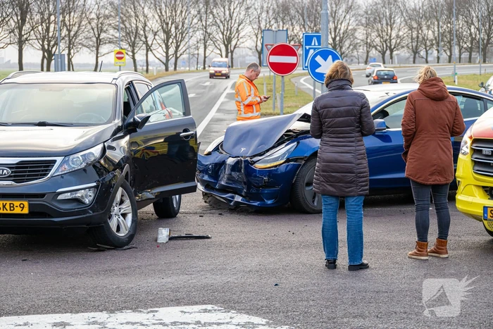 Flinke schade bij botsing tussen twee auto's