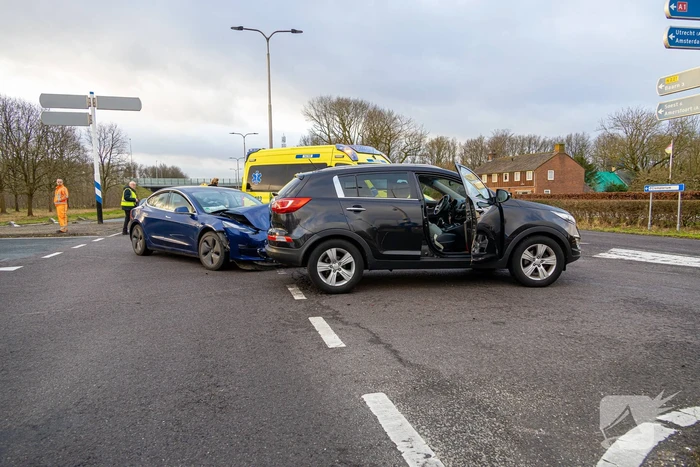 Flinke schade bij botsing tussen twee auto's