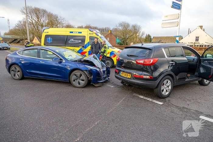 Flinke schade bij botsing tussen twee auto's
