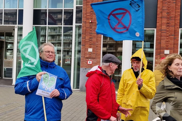 Extinction Rebellion demonstreerd bij gemeentehuis