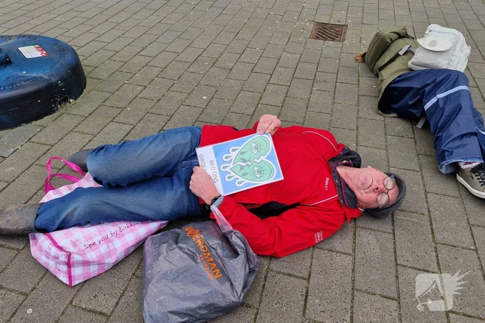 Extinction Rebellion demonstreerd bij gemeentehuis