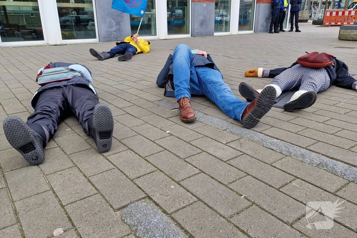 Extinction Rebellion demonstreerd bij gemeentehuis