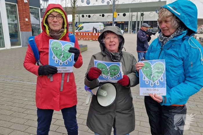 Extinction Rebellion demonstreerd bij gemeentehuis