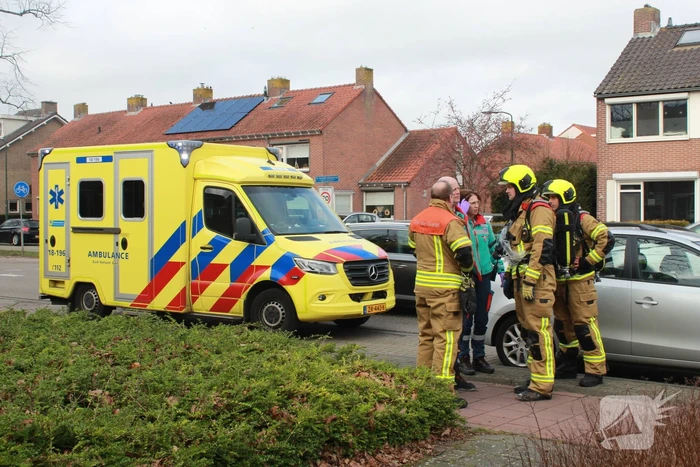 Isolatiemateriaal vat vlam persoon nagekeken door ambulancepersoneel