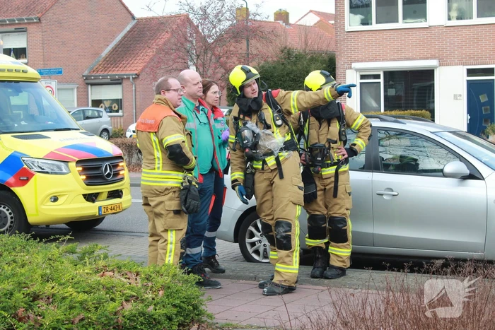 Isolatiemateriaal vat vlam persoon nagekeken door ambulancepersoneel