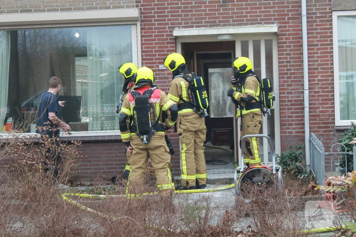 Isolatiemateriaal vat vlam persoon nagekeken door ambulancepersoneel