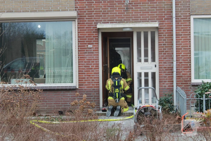 Isolatiemateriaal vat vlam persoon nagekeken door ambulancepersoneel