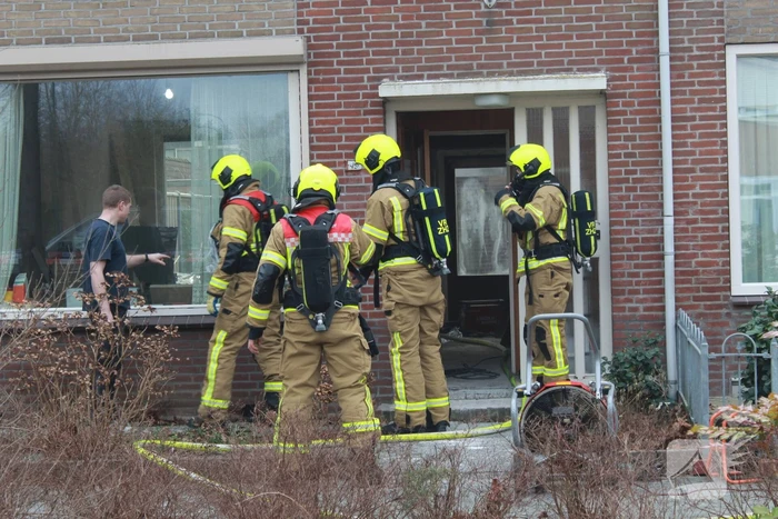 Isolatiemateriaal vat vlam persoon nagekeken door ambulancepersoneel