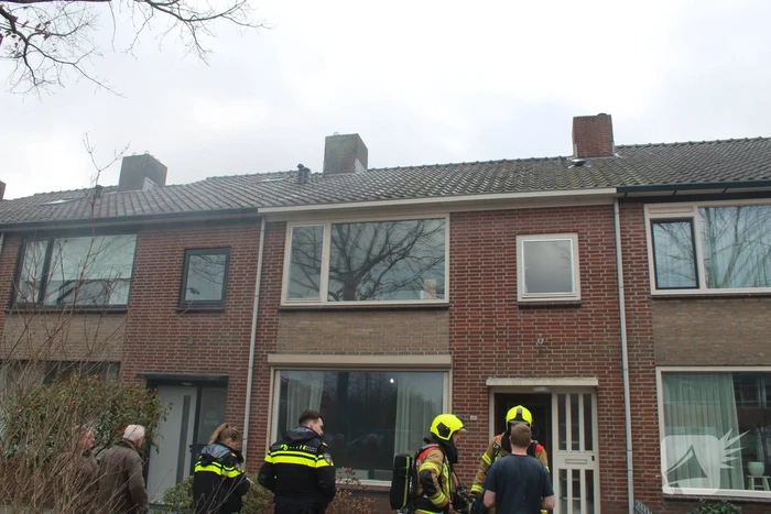 Isolatiemateriaal vat vlam persoon nagekeken door ambulancepersoneel