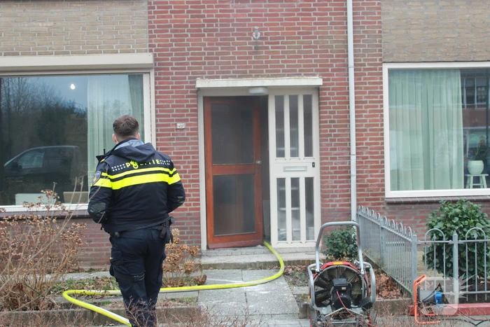 Isolatiemateriaal vat vlam persoon nagekeken door ambulancepersoneel
