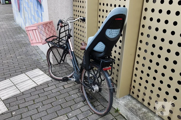 Fietser geschept door automobilist op rotonde
