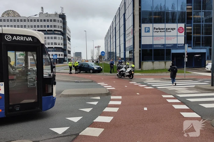 Fietser geschept door automobilist op rotonde