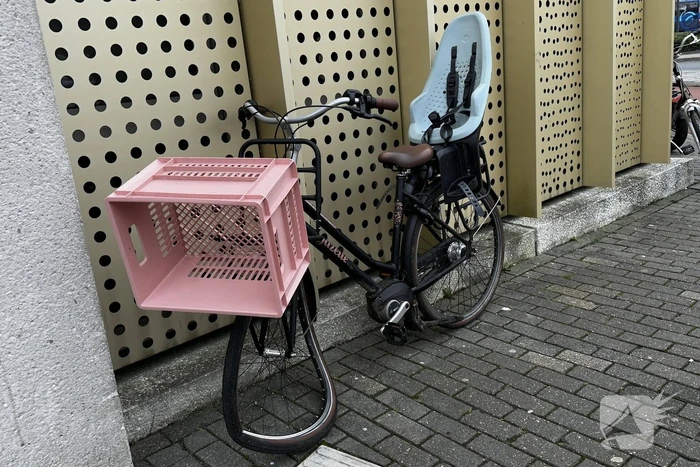 Fietser geschept door automobilist op rotonde