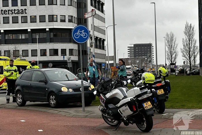 Fietser geschept door automobilist op rotonde