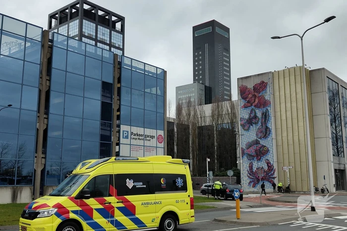 Fietser geschept door automobilist op rotonde