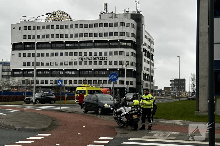Fietser geschept door automobilist op rotonde