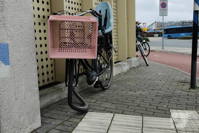 Fietser geschept door automobilist op rotonde