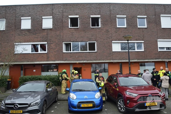 Brandweer blust brandende dakbedekking