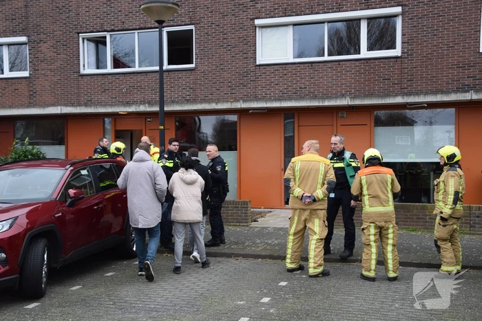 Brandweer blust brandende dakbedekking