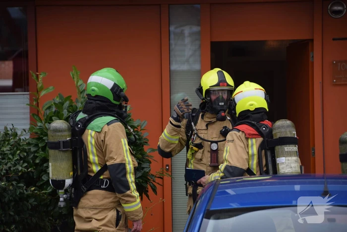 Brandweer blust brandende dakbedekking