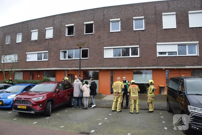 Brandweer blust brandende dakbedekking