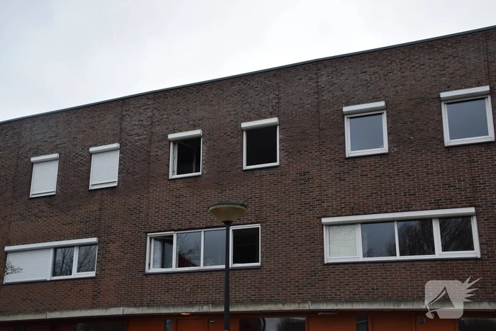 Brandweer blust brandende dakbedekking