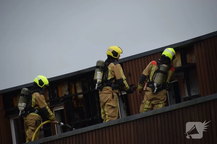 Brandweer blust brandende dakbedekking