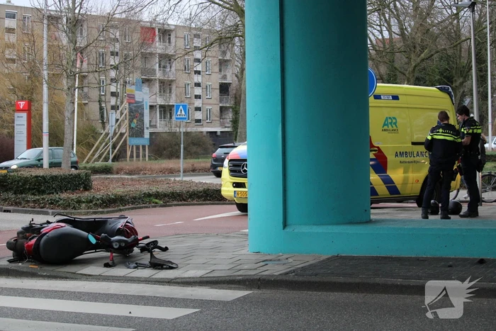 Scooterrijder gewond bij ongeval op rotonde