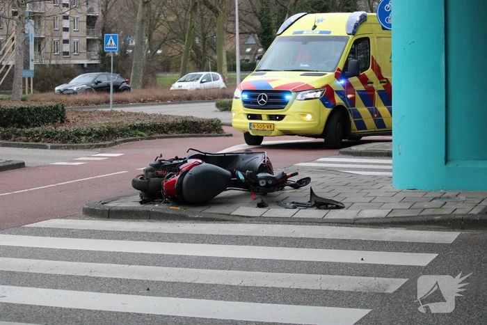 Scooterrijder gewond bij ongeval op rotonde