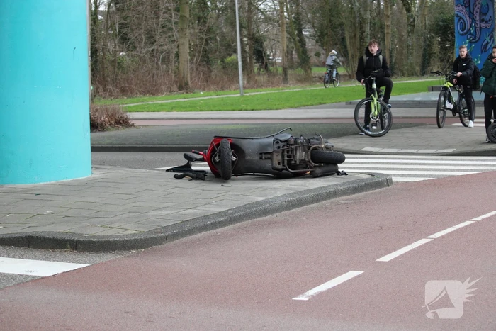 Scooterrijder gewond bij ongeval op rotonde