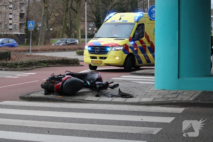 Scooterrijder gewond bij ongeval op rotonde