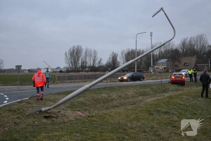 Automobilist ramt lantaarnpaal