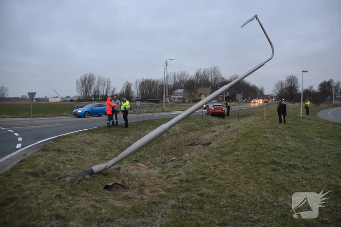 Automobilist ramt lantaarnpaal