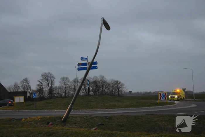 Automobilist ramt lantaarnpaal