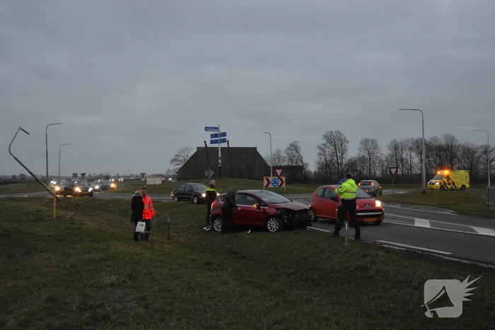 Automobilist ramt lantaarnpaal