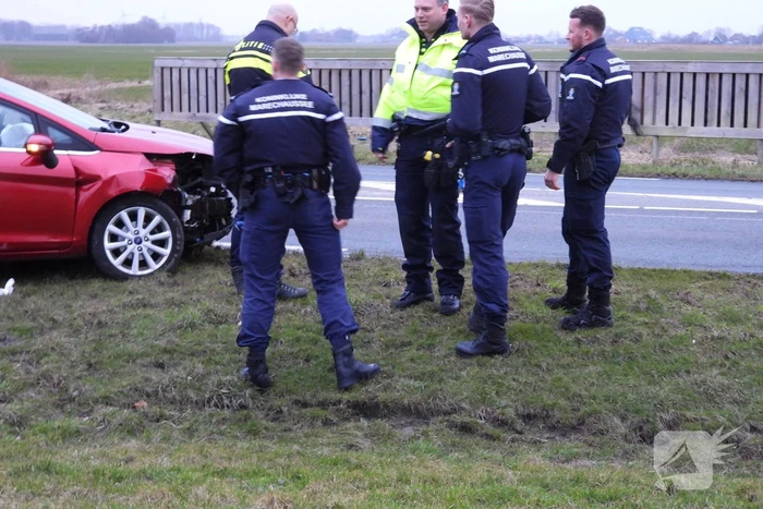 Automobilist ramt lantaarnpaal