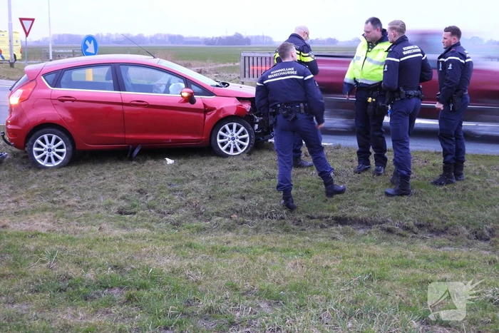 Automobilist ramt lantaarnpaal