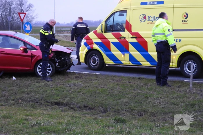 Automobilist ramt lantaarnpaal