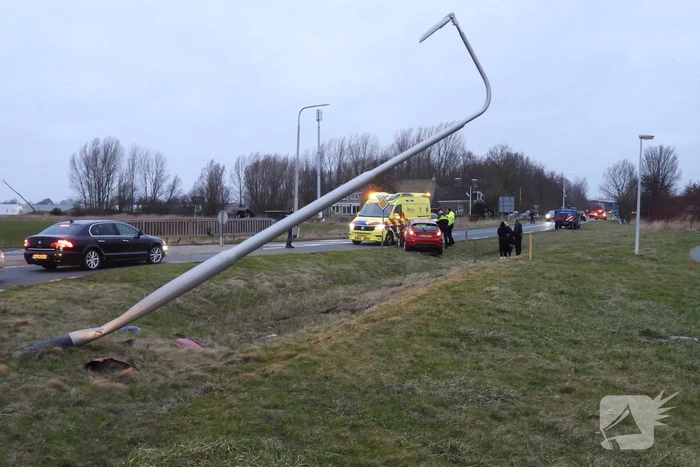 Automobilist ramt lantaarnpaal