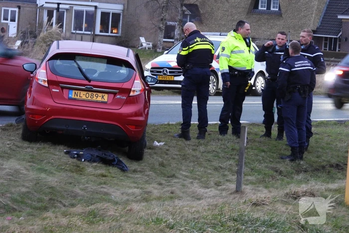 Automobilist ramt lantaarnpaal