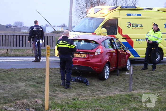 Automobilist ramt lantaarnpaal