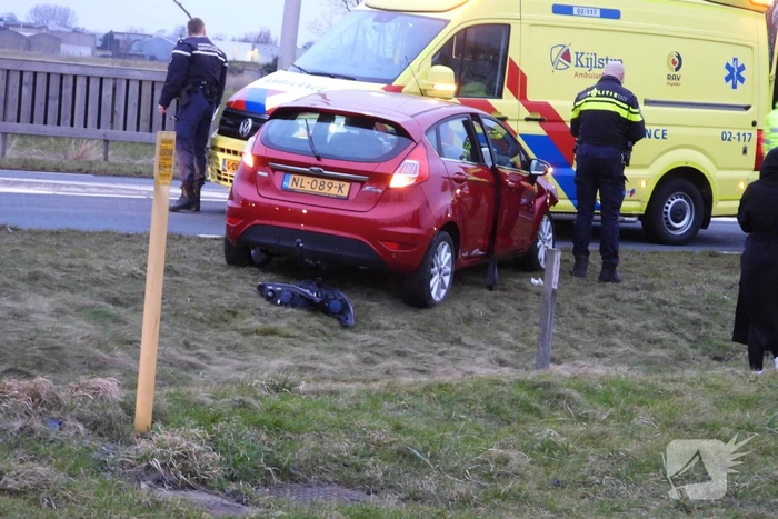 Automobilist ramt lantaarnpaal